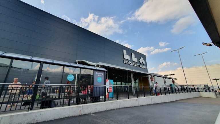 How to Choose the Easiest Way to Travel from Luton Airport? Luton Airport